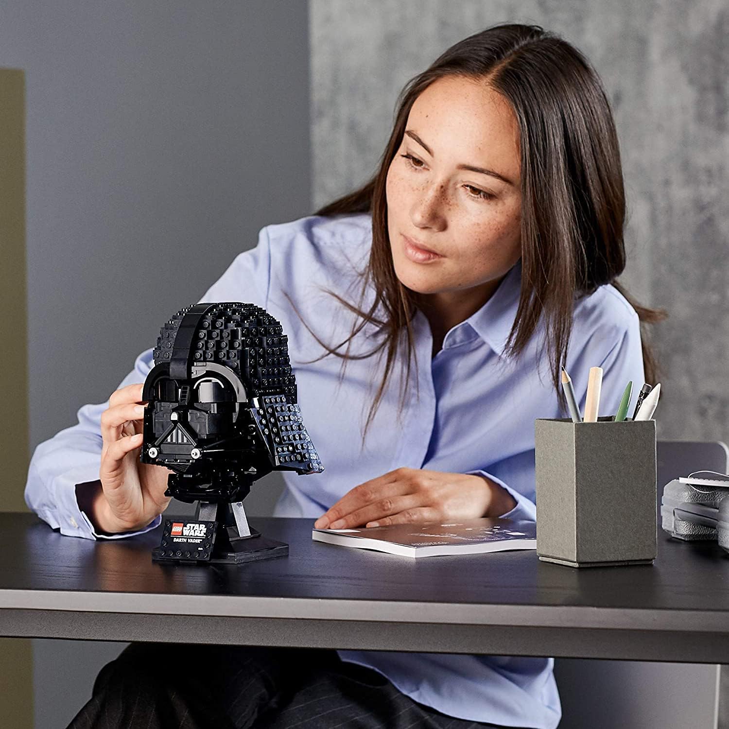 LEGO Star Wars Darth Vader Helmet 75304 - Image 7