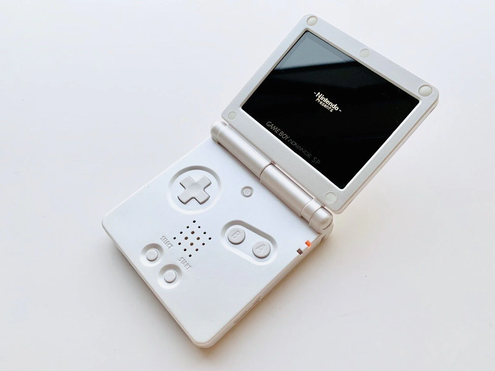 Game Boy Advance SP - Pearl White - Image 2